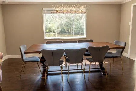 Cheerful 4 bedroom home with  heated pool & lake views