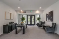 Walk to the Gulch! Pool is Open! Free Parking! Sleeps 6! Walk to Murals!