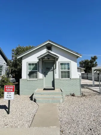 Cozy little home "West of the Pecos