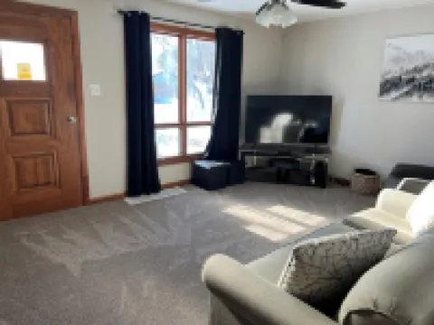 Walk to Lambeau Field! Cozy 2 Bedroom, 1 Bath.  Sleeps 8