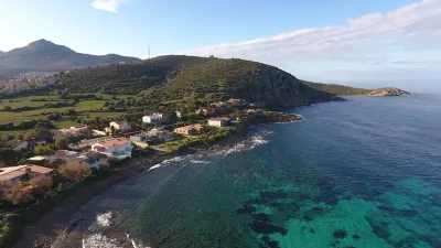 Self-contained 75 m2 apartment on the ground floor of a villa, air-conditioned, seafront