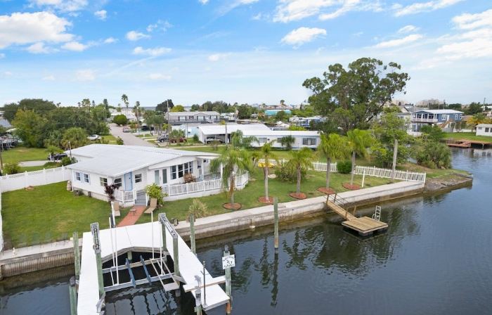 Nautical Haven 175 FT Private Waterfront/Dock/ Kayaks/Bicycles/5 Min to Shopping