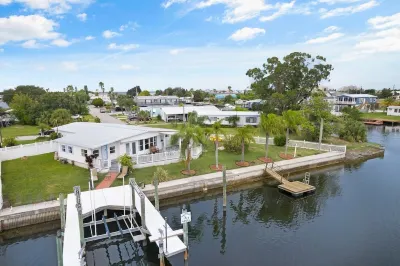 Nautical Haven 175 FT PRIVATE WATERFRONT/BOAT LIFT, 4 KAYAKS/5 MIN 4 GROCERIES Hotels near Skeleton Key Marina