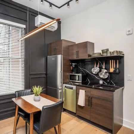 Sleek & Cozy 1st Flr Flat- Walk to Brown & Wayland