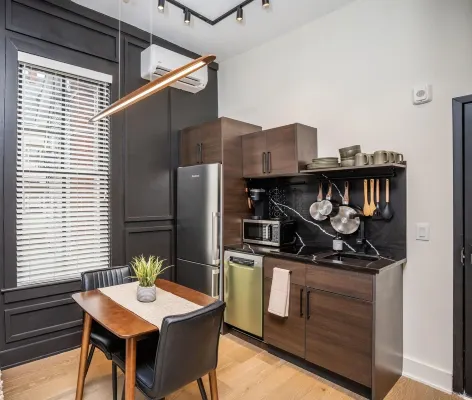 Sleek & Cozy 1st Flr Flat- Walk to Brown & Wayland - Apartments