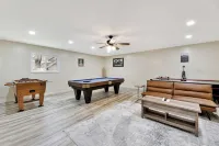 Home by the river, 5 Bedrooms, 5-minute walk to Children Museum, POOL TABLE!