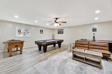 Home by the river, 5 Bedrooms, 5-minute walk to Children Museum, POOL TABLE! Отели рядом с достопримечательностью «The Keeper of the Plains»