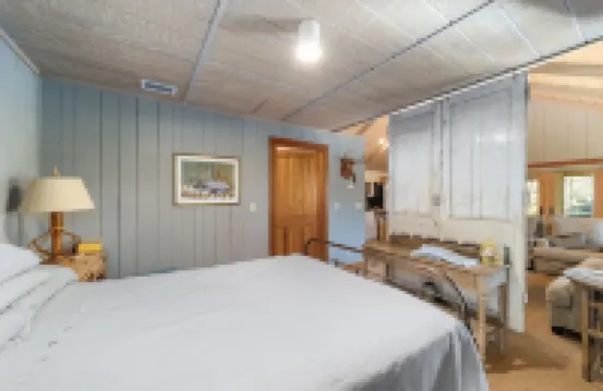 Couples Retreat!  Luxury Cottage directly on the Rainbow River