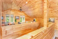 Private retreat with Nature at its best! Hot Tub, Lake & ski, Arcade & Games.