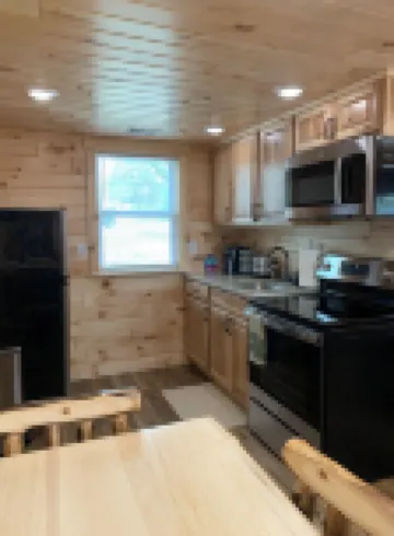 MAPLE COTTAGE - Lakefront on Thayer Lake in Alden with WiFi, AC