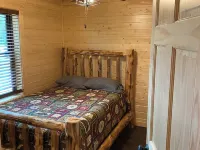 Charming 2-bedroom cabin with WiFi, AC in wonderful Hayward Wisconsin Hotels in Hunter