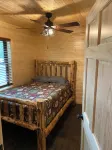 Charming 2-bedroom cabin with WiFi, AC in wonderful Hayward Wisconsin Hotels in Hunter
