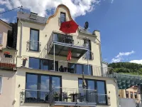 Comfortable, newly renovated apartments with a view of the Moselle Hotéis em Zell