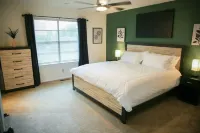 Broken Arrow Home -Cozy Design, Family Friendly Hotels near Broken Arrow Performing Arts Center