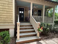 "Nauti-Jayne" coastal cottage in Historic Old Town Bluffton