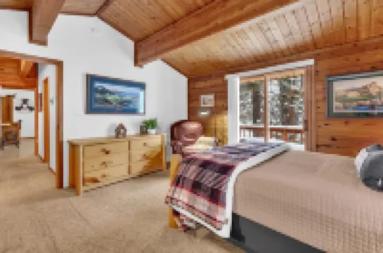 Rocky Cliff Retreat at Davis Lake