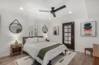 Baja Rosa- Stylish Biltmore Area Private Home with Included Casita/Heated Pool