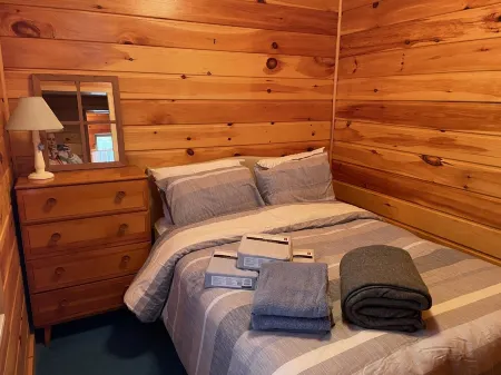 Lakefront one bedroom cabin with private dock Отели в г. Лак дю Фламбо