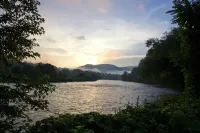 ROMANTIC COTTAGE~HOT TUB~WALK TO TOWN~Wi-Fi ~PETS~