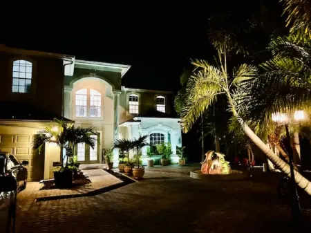 5br/4ba Luxury house w pool and beautiful backyard