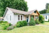1920s Cottage- Walk to Downtown Waynesville and Hazelwood Village. Pet-Friendly!