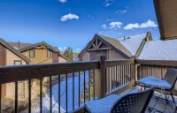 Beautiful 3 bedroom with private hot tub, walkable to town and trails
