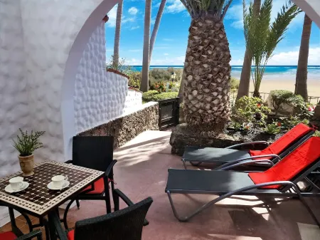 Luxury studio for beach lovers - apartment by the sea under palm trees Отели в г. Пахара