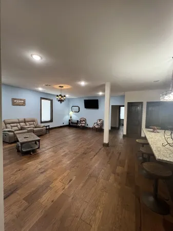 Downtown apartment in Vernon! Отели в г. Вернон