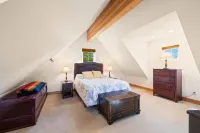 Mountain Bluebird Lakehouse Hotels in Dover