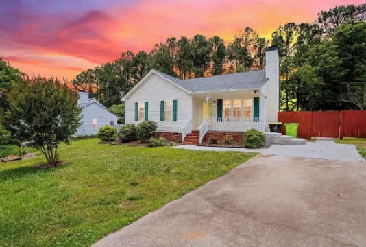 Quaint Cottage of Holly Springs 霍利斯普林斯酒店