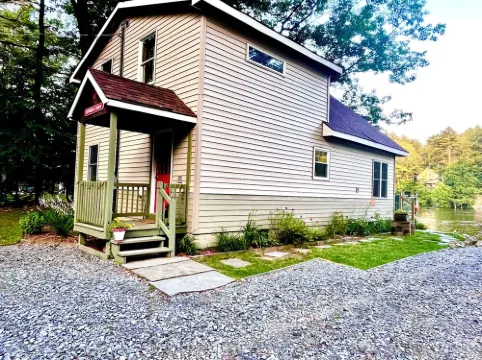 Waterfront paradise, hot tub.  Saratoga/Lake George. Super clean & sanitized.