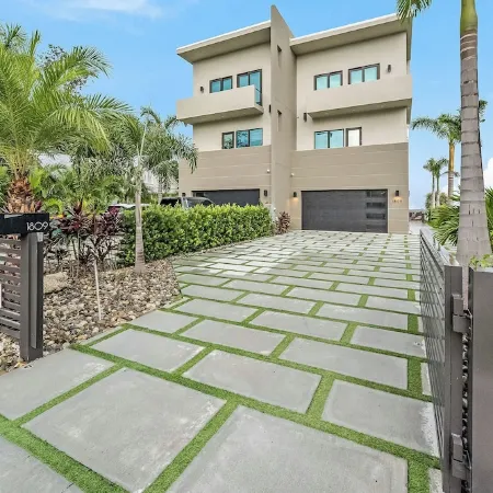 Riverview Oasis- Riverfront Paradise with Dock, Elevator, Private Pool & Kayaks