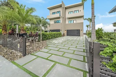 Riverview Oasis- Riverfront Paradise with Dock, Elevator, Private Pool & Kayaks