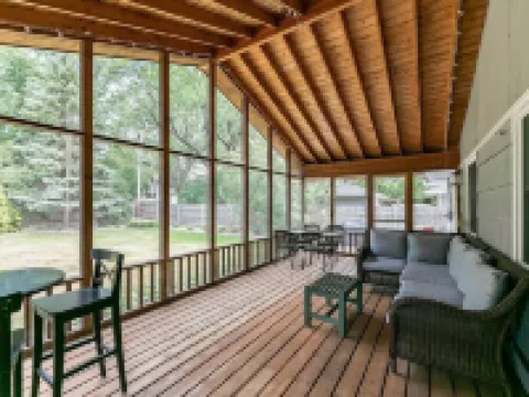 Gorgeous l 3 Season Porch l Dry Bar l Fireplace Hotels in Richfield