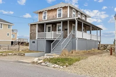 "On the Rocks" - dog friendly Scituate Oceanfront! Отели в г. Сайчуат