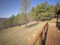 Hot Tub, Patio, and Fire Pit - Cooper's Ozark Cabin 約翰遜縣酒店