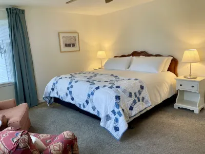 Roomy Quiet Home Overlooking Lake Michigan