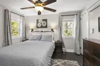 Peaceful Private Lane, Minutes to Airport, Modern & Cozy