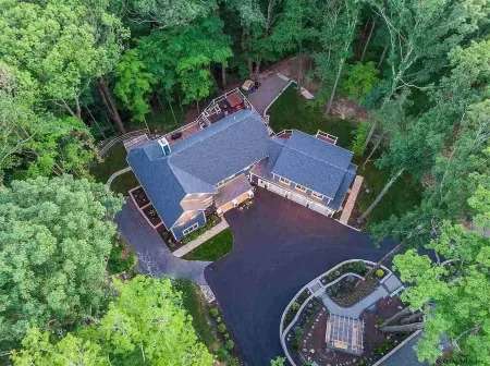 The Athena hideaway - hottub, firepit, lake & racetrack