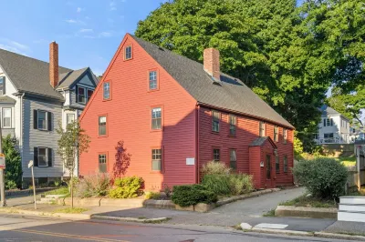 Historic 1686 Home Near Downtown l 5BR Retreat Hotel dekat Endicott Hall