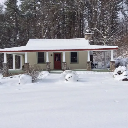 The Lehigh Cottage - Pocono Mountains get-away with gorgeous private waterfall!