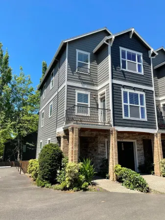 Simply Chic Happy Valley Townhome -15 mins. to PDX Airport