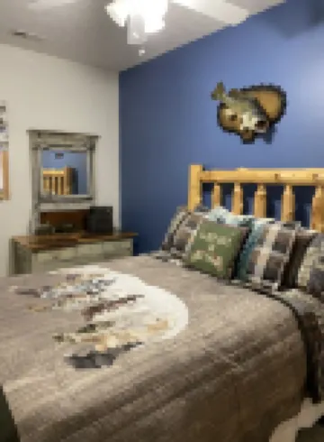 Cozy cabin w/ hot tub! Lake access w/ walk to pier