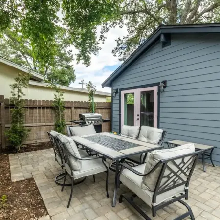 Lovely Remodeled Home! Walk Downtown! w/firepit