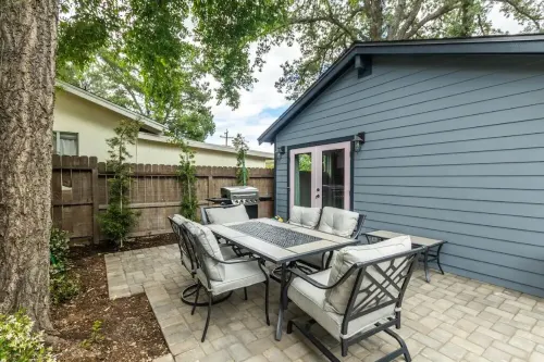 Lovely Remodeled Home! Walk Downtown! w/firepit