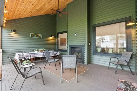 4Bed 3.5Ba Cozy New Construction! Close to Lake Geneva!