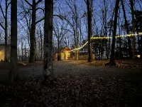 Romantic studio cottage, ride 2 Wolf Pen Gap, king, paved rd, fire pit, private.