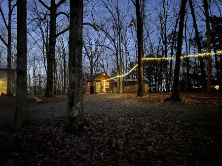 Romantic studio cottage, ride 2 Wolf Pen Gap, king, paved rd, fire pit, private.