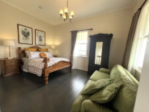 "The Little Tuscan Villa"  - right in the heart of Stanthorpe!