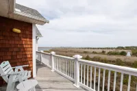 Spacious Top Floor Condo With Amazing Views